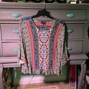 Trendy beautiful top with 3/4 sleeves! Like new!